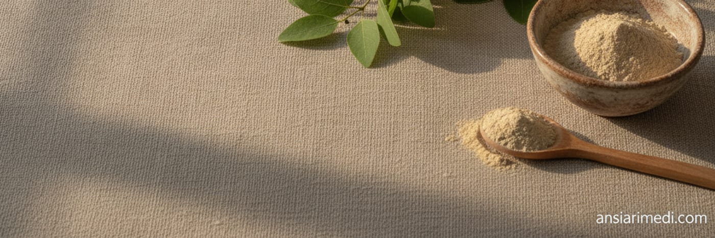 Radice, foglie e bacche di ashwagandha con polvere in una ciotola di ceramica, su lino naturale, a rappresentare l'adattogeno per l'ansia